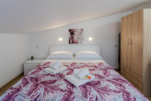 a bedroom with a large bed with two towels on it at Villa Sele Fontanebianche - Sud in Fontane Bianche