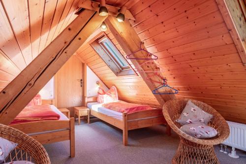 ein Zimmer mit zwei Betten und einer Treppe in einer Hütte in der Unterkunft Brosihof in Erlenbach