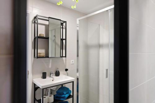 a white bathroom with a sink and a shower at Apartamento La Estrella 4 in Arrecife