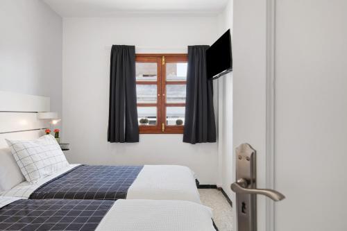 a bedroom with a bed and a window at Apartamento La Estrella 4 in Arrecife