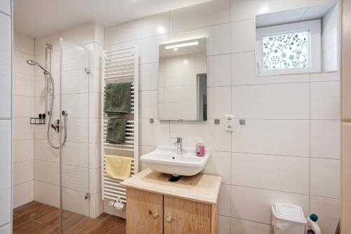 a bathroom with a sink and a shower at Ferienwohnung am Wiesenweg in Mauerstetten