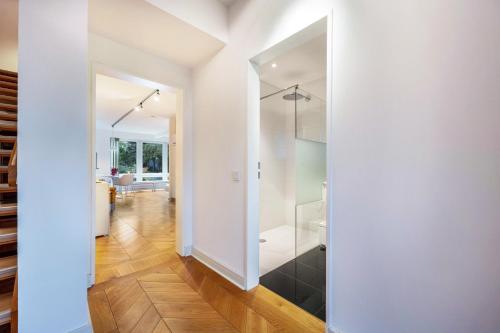 a hallway with a glass shower in a house at Landhaus Bleckede - App 1 Bleckede in Bleckede