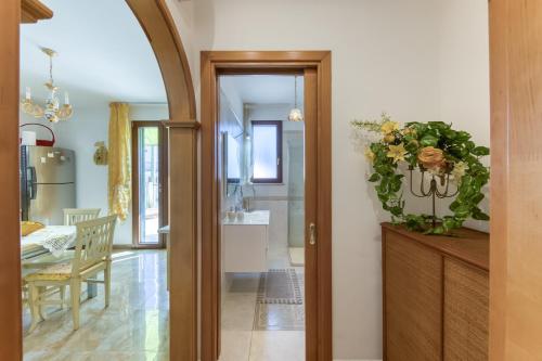 a hallway with a kitchen and a dining room at Il Girasole in Torre Vado