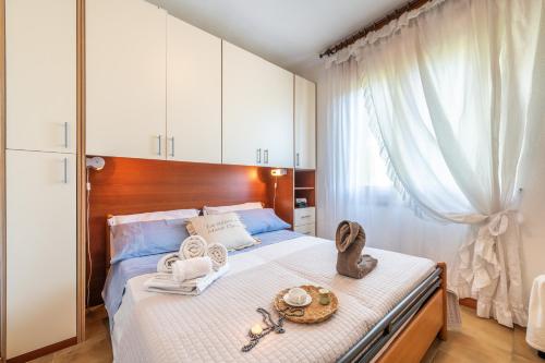 a bedroom with a bed with towels and shoes on it at Casa Dea72 in Santa Luria