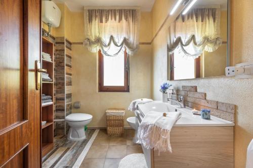 a bathroom with a sink and a toilet at Casa Dea72 in Santa Luria