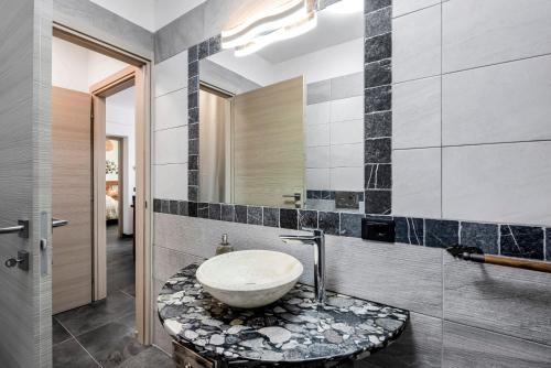 a bathroom with a bowl sink on a counter at Villa Lice - Sciacchetrà in Casarza Ligure
