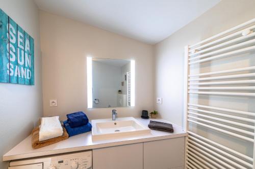 a bathroom with a sink and a mirror at Le Rêve 210 in La Tranche-sur-Mer