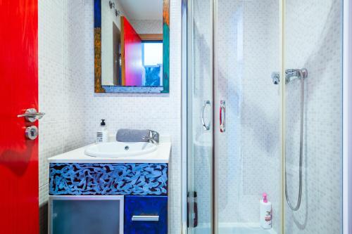 a bathroom with a sink and a shower at Neptuno in Oropesa del Mar