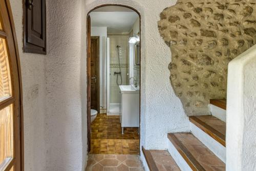 a hallway leading to a bathroom with a sink at El Revolt de Martís in Esponellá