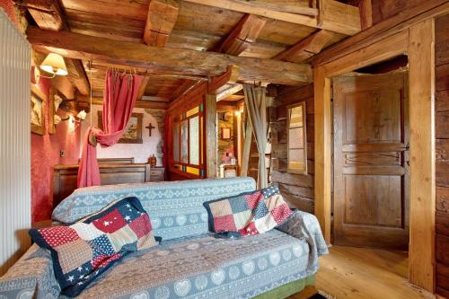 a living room with a blue couch and wooden ceilings at Affittacamere Saint-Salod in Charvensod