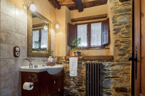 a bathroom with a sink and a mirror at El Pajariel I in Valdecañada