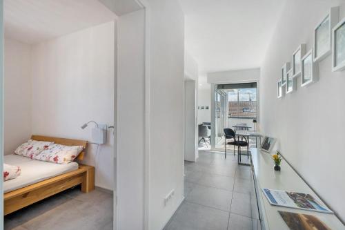 ein kleines Zimmer mit einem Bett und einem Tisch in der Unterkunft Katharinenbergblick in Endingen