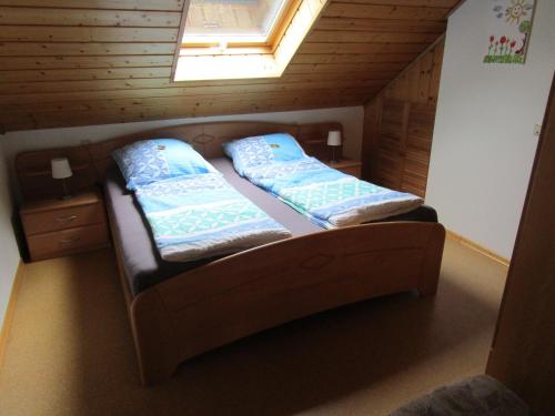 two beds in a small room with a window at Ferienwohnung Geistalblick in Neuenstein