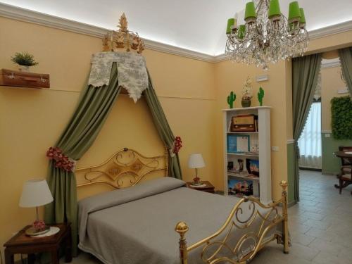 a bedroom with a bed and a chandelier at Pomona Noto in Noto