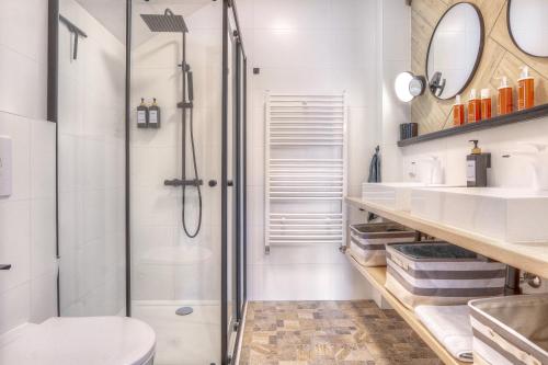 a bathroom with a shower and a toilet and sink at Ferrienhaus Land Hof Spelle in Spelle