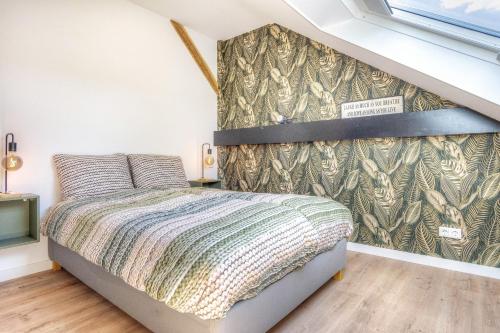 a bedroom with a bed and a wall with a curtain at Ferrienhaus Land Hof Spelle in Spelle