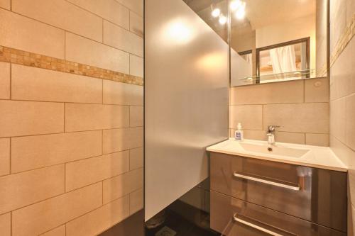a bathroom with a sink and a mirror at Appartement Le Serpaton in Gresse-en-Vercors