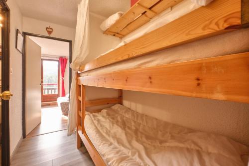 a bedroom with two bunk beds in a room at Appartement Le Serpaton in Gresse-en-Vercors