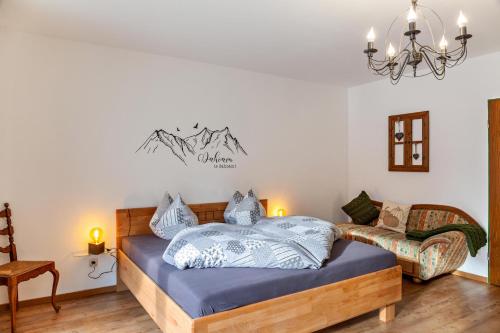 a bedroom with a bed and a couch at Aschaubichl - Wohnung Silberdistel in Grainau
