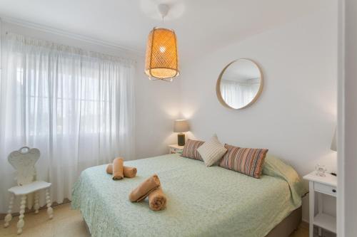 a bedroom with a bed with two teddy bears on it at Al Mar en San Agustín in San Bartolomé