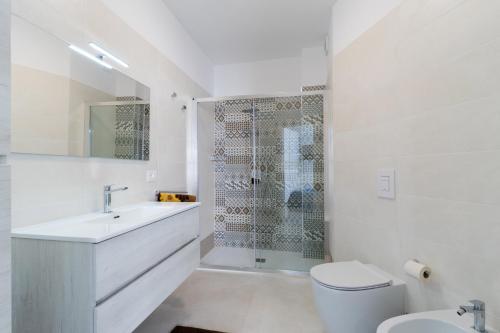 a bathroom with a toilet and a sink and a shower at Suite Buena Vista in Gallipoli