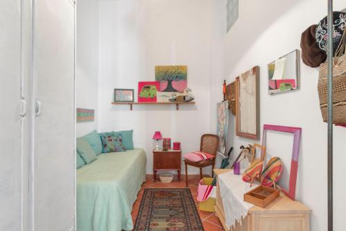 a small room with a bed and a mirror at Casina di Marnie in Balestrate
