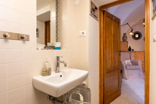 a bathroom with a sink and a mirror at Casa Agata Cisternino in Cisternino