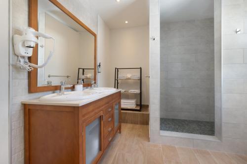 a bathroom with a sink and a shower at Rincón del olivar in Fuerteventura