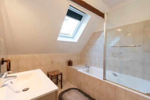 a bathroom with a sink and a bath tub at Gite du Pibeste - 8 pers in Ouzous