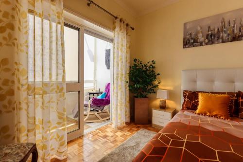 a bedroom with a bed and a sliding glass door at Bosque Marítimo in Saborido