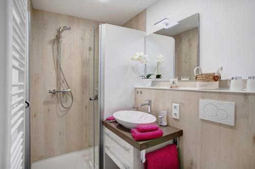 a bathroom with a sink and a shower at Ferienwohnung Marinas Alpenblick in Inzell