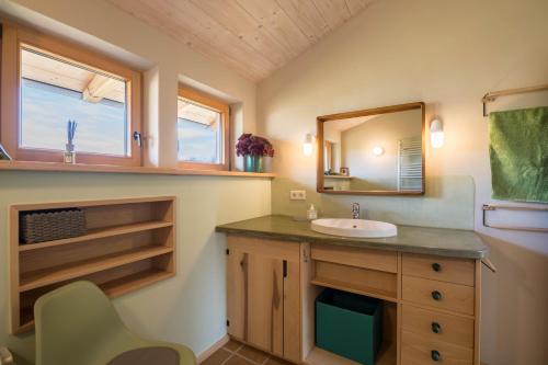 a bathroom with a sink and a mirror at Ferienwohnung Bei der Töpferei in Pittenhart