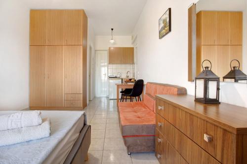 Yiannis Studio 7
