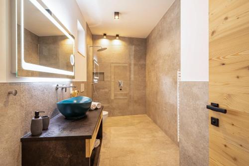 a bathroom with a bowl sink and a shower at Paflur Lodges Lärchenduft in Lasa