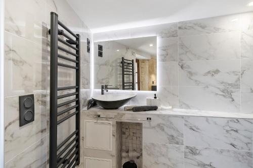 a bathroom with a sink and a mirror at L'Annexe Gîte Premium in Groléjac