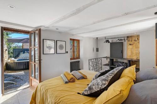 a bedroom with a large bed with pillows on it at L'Annexe Gîte Premium in Groléjac