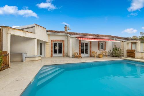 uma casa com piscina em frente à residência em Villa Océan - Grayan em Grayan-et-lʼHôpital