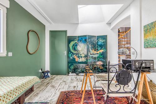 uma sala de estar com um quadro na parede em Villa Océan - Grayan em Grayan-et-lʼHôpital