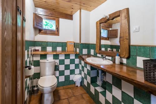 a bathroom with a toilet and a sink at La Hirriria in San Roque de Ríomiera