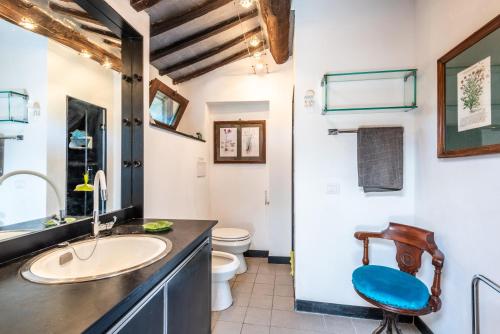 a bathroom with a sink and a toilet at Casa Alta Villa esclusiva in Murlo