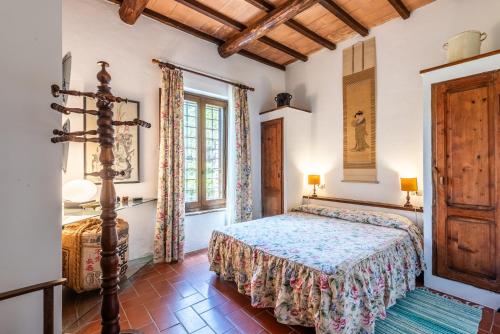 a bedroom with a bed in a room at Casa Alta Villa esclusiva in Murlo