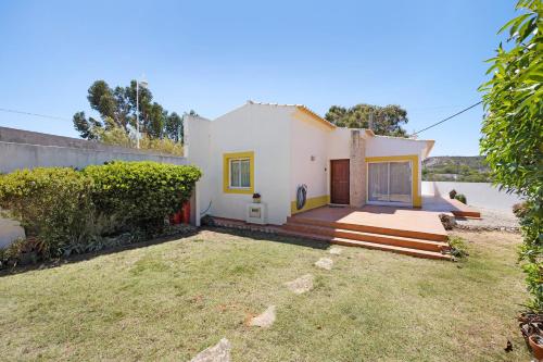 a house with a garden and a fence at Casa Do Poço in Budens