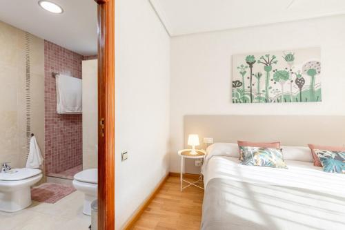 a bedroom with a bed and a bathroom with a toilet at Fidalsa Paradise Pines in La Alcayna