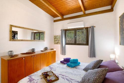 a bedroom with a bed and a mirror at Vv Tasartico in San Nicolás