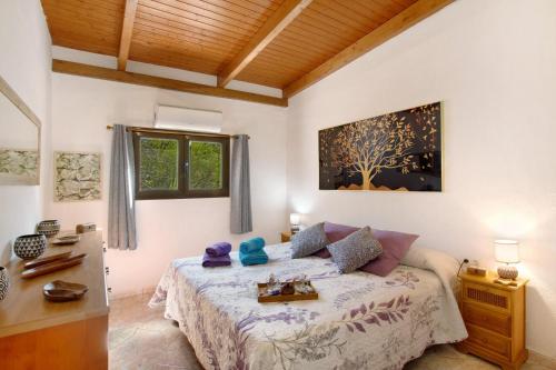 a bedroom with a bed and a desk and a window at Vv Tasartico in San Nicolás