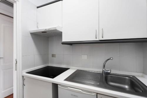 a kitchen with a sink and white cabinets at La Quinta in Santa Úrsula