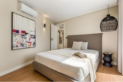 a bedroom with a large white bed in a room at Casa D'avó Amália in Travanca