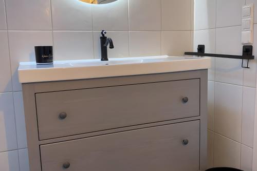 a bathroom with a white sink and a counter at Ferienhäuschen Gartenblick in Friedrichroda