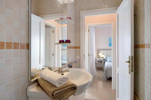 a white bathroom with a sink and a mirror at Apartamento Rocas Negras in Puerto del Carmen