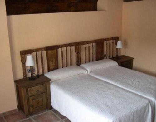 a bedroom with two twin beds and two lamps at Bordaberri in Ciáurriz